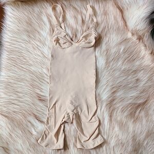 NWOT SKIMS Seamless Sculpt Mid Thigh Bodysuit Size XS Sand